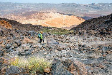 genç bir kadın dağlarda yürüyüş ve güzel manzaralarına hayran