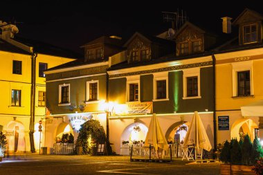 Zamosc, Polonya - 01 Eylül 2018: Büyük Market Square geceleri. Orta Avrupa, 1580 Jan Zamoyski tarafından kurulan bir Rönesans kasabada örneği