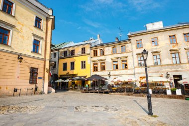 Lublin, Polonya, 01 Eylül 2018: Tarihi başlanmasıyla ve açık Restoran, Lublin, Polonya eski şehir.