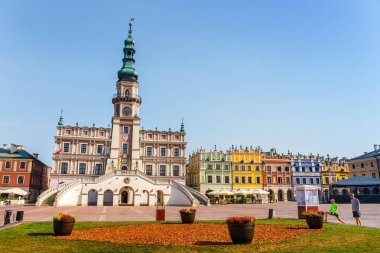 Zamosc, Polonya - 01 Eylül 2018: Büyük Market Square Zamosc, Polonya