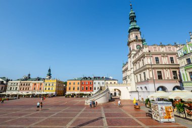 Zamosc, Polonya - 01 Eylül 2018: Büyük Market Square Zamosc, Polonya