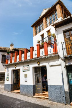 Granada, İspanya, 06 Nisan 2018: Tarihi ilçe Albaicin Granada, Endülüs, İspanya sokak görünümü