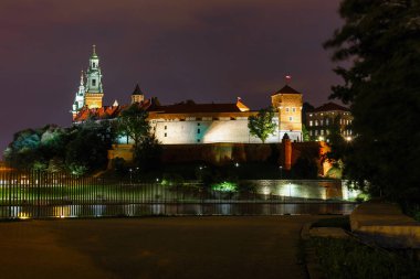 Wawel Kalesi akşam Krakow yansıması nehre, Polonya ile. Uzun süreli pozlama