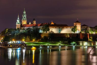 Wawel Kalesi akşam Krakow yansıması nehre, Polonya ile. Uzun süreli pozlama
