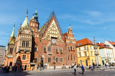 Wroclaw, Polonya, 07 Ekim 2018: Sabah sahne ile Belediye Binası, Polonya Wroclaw pazar meydanında