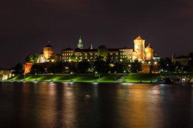Wawel Kalesi akşam Krakow yansıması nehre, Polonya ile. Uzun süreli pozlama