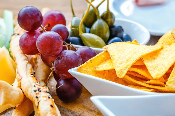 Tallrik Med Läckra Tortilla Nachos Med Druvor Pretzels Och Oliv — Stockfoto