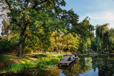 Wroclaw, Polonya, 06 Ekim 2018: Grup bilinmeyen insan dinlenmek Japon Bahçe Wroclaw, Polonya