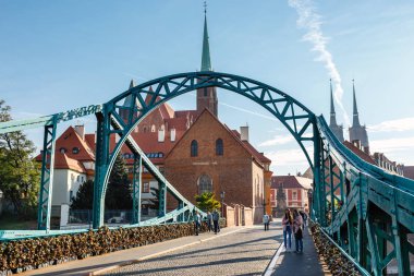Wroclaw, Polonya, 07 Ekim 2018: görünümünü Kilisesi Holy Cross ve St Bartholomew Wroclaw, Polonya 
