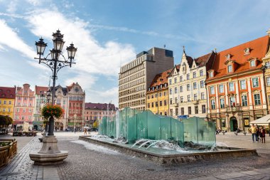 Wroclaw, Polonya, 07 Ekim 2018: Sabah sahne Wroclaw Pazar Meydanı, Polonya üzerinde çeşme ile