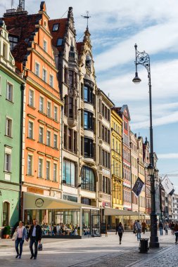 Wroclaw, Polonya, 07 Ekim 2018: Sabah sahne ile Belediye Binası, Polonya Wroclaw pazar meydanında