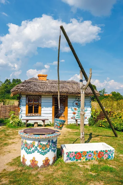 Zalipie Polonia Agosto 2018 Cubo Sobre Pozo Colorido Pueblo Zalipie —  Fotos de Stock