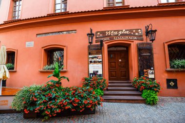 Lublin, Polonya, 01 Eylül 2018: Tarihi başlanmasıyla ve açık Restoran, Lublin, Polonya eski şehir.