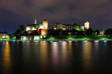 Wawel Kalesi akşam Krakow yansıması nehre, Polonya ile. Uzun süreli pozlama