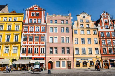 Wroclaw, Polonya, 07 Ekim 2018: Sabah sahne ile Belediye Binası, Polonya Wroclaw pazar meydanında