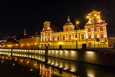 Geceleri, Polonya Wroclaw bölgesindeki bina üniversitenin görünümünü