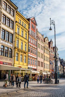 Wroclaw, Polonya, 07 Ekim 2018: Sabah sahne ile Belediye Binası, Polonya Wroclaw pazar meydanında