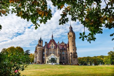 Moszna, Polonya, 07 Ekim 2018: Moszna Castle, bir köy, Moszna içinde Yukarı Silezya, Polonya yer alan tarihi Sarayı