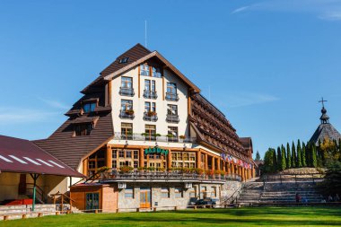 Szymbark, Polonya - 12 Ekim 2018: Ahşap Bina bir otelin açık hava Müzesi Szymbark Köyü, Polonya