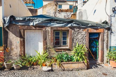 Funchal, Madeira, 06 Temmuz 2016: kapı ve Santa Maria, Madeira sokakta bir evin duvar boyalı