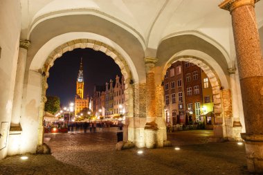 Gdansk, Polonya, 13 Ekim 2018: 16. yüzyıl yeşil kapı eski kasaba Gdansk geceleri. Kapı uzun Pazar ve Motlawa Nehri, Polonya arasında yer almaktadır