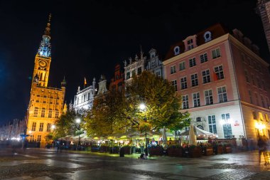 Gdansk, Polonya, 13 Ekim 2018: Gdansk, Polonya'nın eski şehir merkezi pazar meydanında gece görünümü