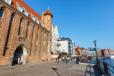 Gdansk, Polonya, 14 Ekim 2018: Güneşli gün, Gdansk, Polonya tarihi kısmında Motlawa Nehri'nin dolgu