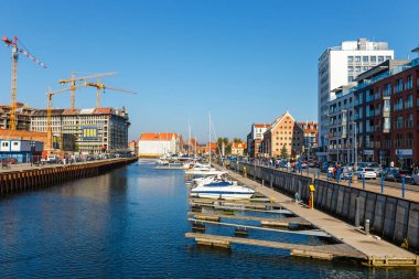 Gdansk, Polonya, 14 Ekim 2018: Güneşli gün, Gdansk, Polonya tarihi kısmında Motlawa Nehri'nin dolgu