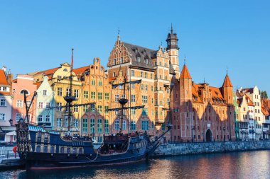 Gdansk, Polonya tarihi kısmında Motlawa Nehri'nin setin güneşli gün