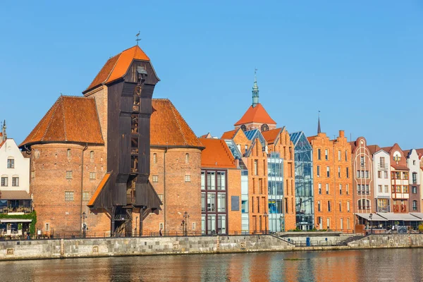 Gdansk, Polonya tarihi kısmında Motlawa Nehri'nin setin güneşli gün — Stok fotoğraf