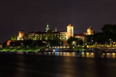 Wawel Kalesi akşam Krakow yansıması nehre, Polonya ile. Uzun süreli pozlama
