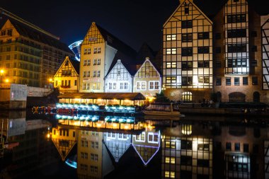 Gdansk, Polonya, 13 Ekim 2018: doğal görünümü Motlawa nehir set gece, Polonya Gdansk tarihi kısmında of