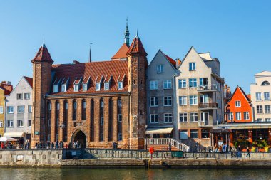 Gdansk, Polonya, 14 Ekim 2018: Güneşli gün, Gdansk, Polonya tarihi kısmında Motlawa Nehri'nin dolgu