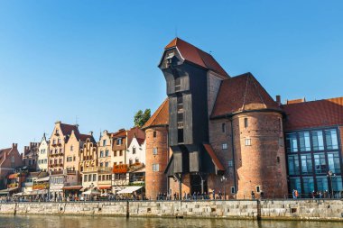 Gdansk, Polonya, 14 Ekim 2018: Güneşli gün, Gdansk, Polonya tarihi kısmında Motlawa Nehri'nin dolgu