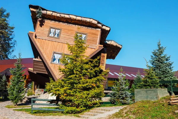 Szymbark 村で家逆さまに木製の Szymbark ポーランド 2018 — ストック写真