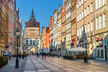 Gdansk, Polonya, 14 Ekim 2018: Golden gate ve hapishane Kulesi Dluga Street, Gdansk, Polonya eski şehir merkezinde.
