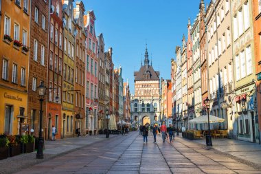 Gdansk, Polonya, 14 Ekim 2018: Golden gate ve hapishane Kulesi Dluga Street, Gdansk, Polonya eski şehir merkezinde.