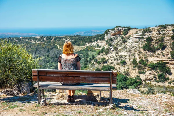 老老式长凳在克里特岛内部在希腊 — 图库照片