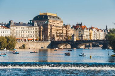 Prague, Çek Cumhuriyeti - 29 Eylül 2017: dolgu Çek Cumhuriyeti'nin başkenti Prag'da Vltava Nehri'nin