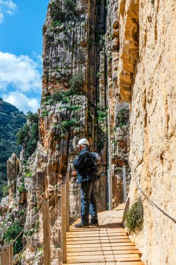 Caminito del Rey, İspanya, 04 Nisan 2018: turist yürüyüş El Caminito del Rey, Malaga, İspanya