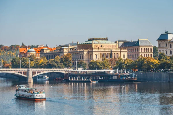 捷克共和国首都布拉格的伏尔塔瓦河河和旧城区 — 图库照片