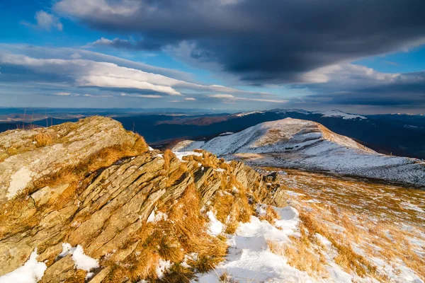 Tramonto sulle montagne Bieszczady, Polonia sud-orientale — Foto Stock