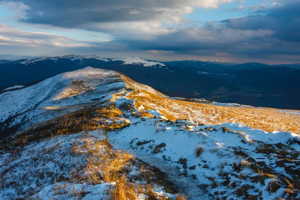 Puesta de sol sobre las montañas Bieszczady, al sureste de Polonia — Foto de Stock