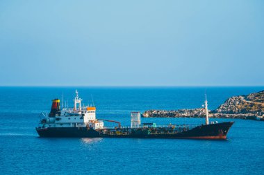  küçük ada, Aghios Pavlos üzerinde Saint Paul, Girit, Yunanistan bir büyük petrol depolama ve terminal tesisi bulunan,