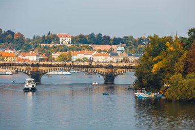Çek Cumhuriyeti'nin başkenti Prag'da Vltava Nehri'nin dolgu