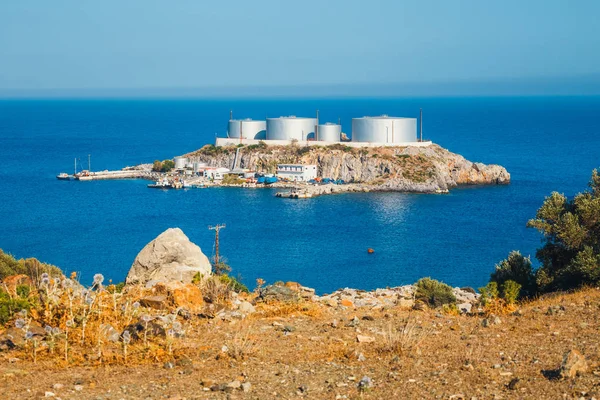 Een Grote Olie Opslag Terminal Inrichting Gelegen Het Kleine Eiland — Stockfoto