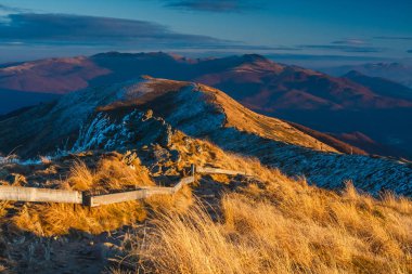 Günbatımı Bieszczady Dağlar, Güney Doğu Polonya üzerinden