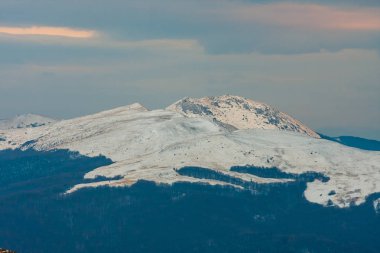 Günbatımı Bieszczady Dağlar, Güney Doğu Polonya üzerinden