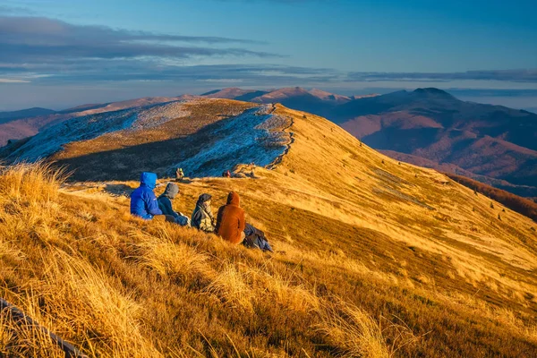 Wetlina Polen November 2011 Group Människor Njuta Solnedgången Över Bieszczady — Stockfoto