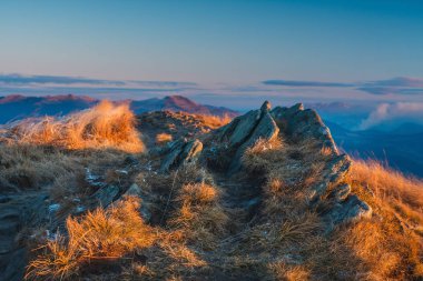 Günbatımı Bieszczady Dağlar, Güney Doğu Polonya üzerinden